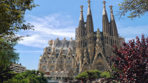 Barcellona, la Sagrada Família conquista il cielo: ora è la chiesa più alta del mondo