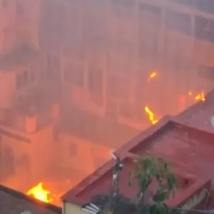 Le théâtre Sannazaro en flammes à Naples&nbsp;: le feu détruit le dôme, la fumée envahit Chiaia. Ce que l’on sait