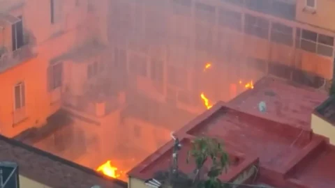 Teatro Sannazaro în flăcări în Napoli: incendiul distruge cupola, fumul umple Chiaia. Ce știm