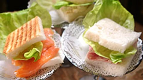 Tramezzino, anti-sandwich Italia, dirayakan oleh Caffè Mulassano yang bersejarah di Turin tempat hidangan ini diciptakan seabad yang lalu.