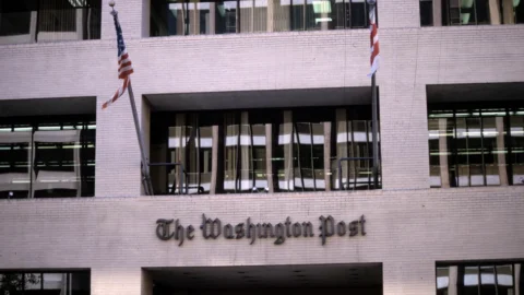 Washington Post, ondata di licenziamenti firmata Bezos: smantellate intere redazioni. Ecco perché