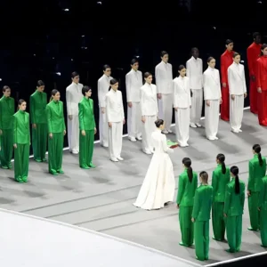 Mode bei den Olympischen Spielen 2026: Armanis „Trikolore“ Italien, eine absolute Ikone der Eleganz, Harmonie und zeitlosen Schlichtheit.