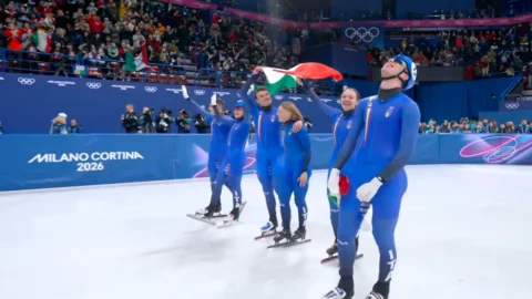 Olimpiadi: oro per l’Italia nella staffetta mista short track, bronzo nel doppio misto di curling. Come cambia il medagliere