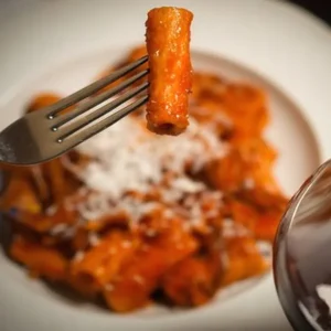 Giornata Internazionale della Amatriciana: la ricetta dello chef Andrea Lattanzi della mitica Taverna Flavia tornata in vita dopo le luci della Dolce Vita