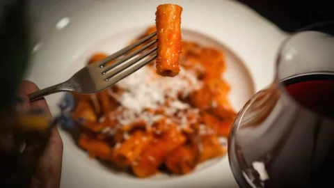 Hari Amatriciana Internasional: Resep Chef Andrea Lattanzi untuk Taverna Flavia yang legendaris, yang telah dihidupkan kembali setelah era Dolce Vita.