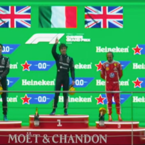 F1, Antonelli vince il GP di Cina: primo italiano dopo 20 anni, Ferrari sul podio con Hamilton