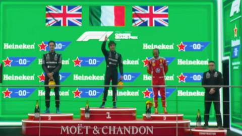 F1, Antonelli vince il GP di Cina: primo italiano dopo 20 anni, Ferrari sul podio con Hamilton