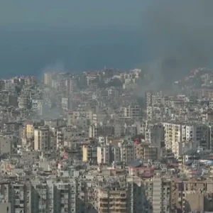 Israel bombardeia a assembleia iraniana que elegeu o filho de Khamenei como Líder Supremo e invade o Líbano, atingindo a embaixada dos EUA em Riade.
