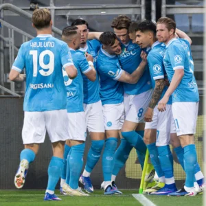 Il Napoli espugna Cagliari e scavalca per una notte il Milan che oggi affronta il Torino. La pertosse decima il Sassuolo nella sfida alla Juve