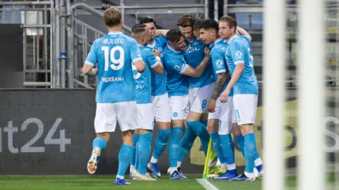 Il Napoli espugna Cagliari e scavalca per una notte il Milan che oggi affronta il Torino. La pertosse decima il Sassuolo nella sfida alla Juve