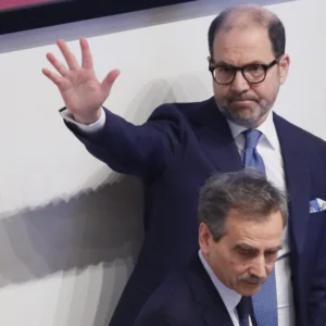 Borsa oggi 15 aprile: l’Europa guarda al Medio Oriente, tonfo per il lusso. A Milano corre Mps nel giorno dell’assemblea, Stellantis in vetta  – DIRETTA