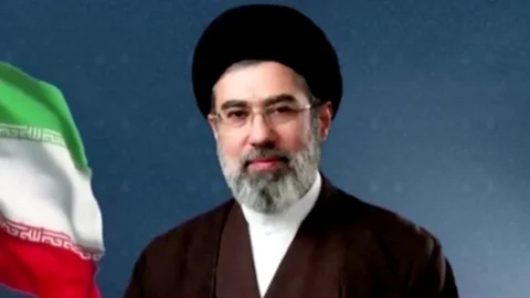 Medio Oriente, gli Usa tornano a colpire l’Iran: “Attacco di autodifesa”. Khamenei: “La regione mai più scudo per le basi americane”