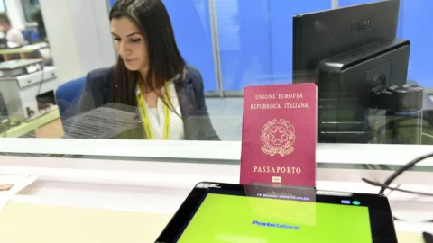 Passaporto alle Poste: oltre 6.500 uffici abilitati e 200 mila richieste in un anno e mezzo