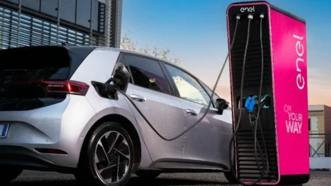 Mobilità elettrica, Enel installa altri 3.730 punti di ricarica previsti dal Pnrr