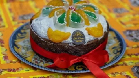 'Mbracciata: Messina menantang Palermo dengan cassata beragi, sebuah pertemuan budaya gastronomi Utara-Selatan.