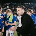 Il Como supera l’esame di maturità a Napoli (2 a 1) e insidia l’Inter che vince a Cagliari e sale in vetta: oggi Lecce-Roma e Atalanta-Bologna