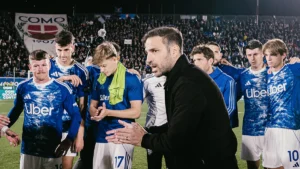 Il Como supera l’esame di maturità a Napoli (2-1) e insidia l’Inter che vince a Cagliari e sale in vetta: oggi Lecce-Roma e Atalanta-Bologna