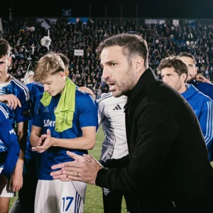 Inter-Cagliari in bilico tra scudetto e salvezza. Il Como fa visita al Sassuolo e vuole rientrare in zona Champions: oggi due anticipi frizzanti