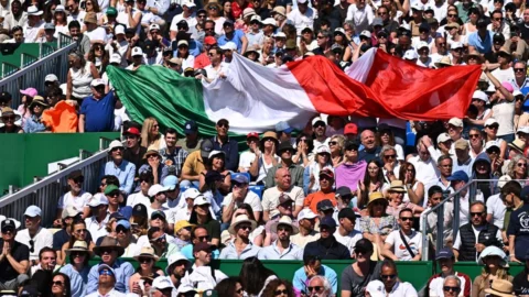 Montecarlo, Sinner supera Aliassime e vola in semifinale contro Zverev: può tornare numero 1 al mondo