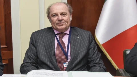 Generali, Donnet: “Quel che accade in Delfin non c’entra col nostro operato”. Intesa Sanpaolo, Messina: “Utile a 10 miliardi nel 2026”