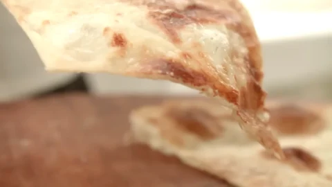 Focaccia di Recco, cita rasa khas Liguria yang tak tertandingi, menjadi pusat perhatian di festival tanggal 24 Mei: gratis untuk semua orang.