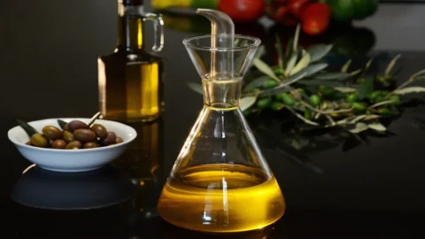 Minyak zaitun extra virgin Italia terbaik dan paling otentik dalam Panduan Slow Food 2026.
