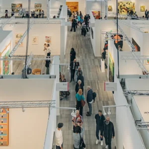Fiere d’arte internazionali e l’impatto dei conflitti geopolitici: analisi del mercato artistico nel 2026