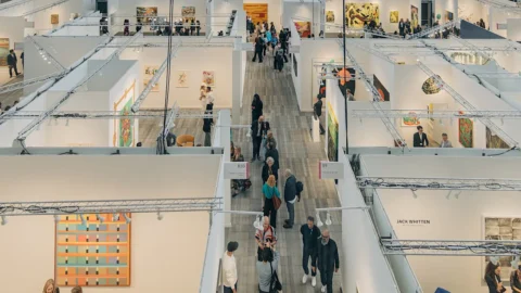 Internationale Kunstmessen und die Auswirkungen geopolitischer Konflikte: Eine Analyse des Kunstmarktes im Jahr 2026