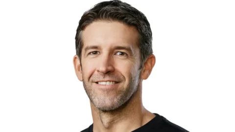 Apple, svolta ai vertici: John Ternus nuovo ceo da settembre, Tim Cook presidente esecutivo