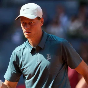 Sinner oggi al Roland Garros 2026: debutto contro Tabur, orario e dove vederlo in diretta tv
