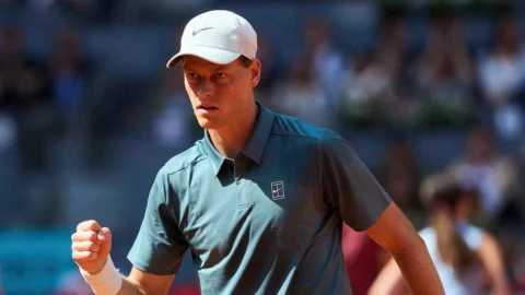 Sinner oggi al Roland Garros 2026: debutto contro Tabur, orario e dove vederlo in diretta tv