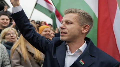 Risultati elezioni Ungheria: trionfa l’europeista Peter Magyar che infligge al filorusso Orbán una sconfitta storica dopo 16 anni