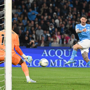 Il Napoli batte il Milan e lo scavalca al secondo posto, la Juve piega il Genoa e avvicina il Como
