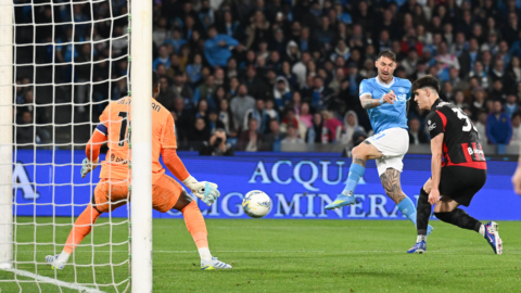 Il Napoli batte il Milan e lo scavalca al secondo posto, la Juve piega il Genoa e avvicina il Como