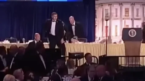 Usa: spari alla cena di Trump coi giornalisti, salvo il presidente. Arrestato l’aggressore