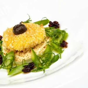 Tuorlo d’uovo croccante primo sale bruciato, asparagi al basilico e tartufo, la ricetta dello chef stellato Alfonso Pepe: salute, gusto, eleganza in un piatto che abbraccia Nord e Sud