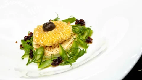 Kuning telur renyah, keju primo sale bakar, asparagus dengan kemangi dan truffle, resep dari koki berbintang Michelin Alfonso Pepe: kesehatan, rasa, dan keanggunan dalam hidangan yang merangkul cita rasa Utara dan Selatan.