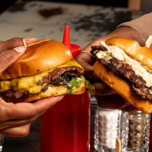 LeBron James apre una hamburgeria a prezzi solidali nel suo Ohio. Ma la qualità lascia a desiderare