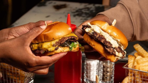 LeBron James membuka kedai burger dengan harga terjangkau di kampung halamannya, Ohio. Namun, kualitasnya masih jauh dari memuaskan.