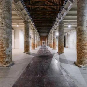 La Biennale di Venezia è un esempio di contaminazione culturale e superamento delle barriere nel sistema artistico globale