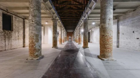 Die Biennale von Venedig ist ein Beispiel für kulturelle Vermischung und die Überwindung von Barrieren im globalen Kunstsystem.
