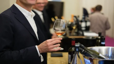 Tur Daftar Anggur Italia di Roma: 50 sommelier ternama membahas 300 anggur dari wilayah asal mereka.