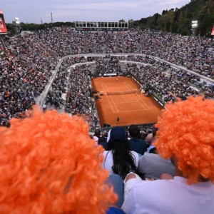 シナーはローマ国際大会でデビュー戦を勝利で飾り、オフナーをストレートセットで破った。チャンピオンは「これからさらにレベルアップする必要がある」と語った。