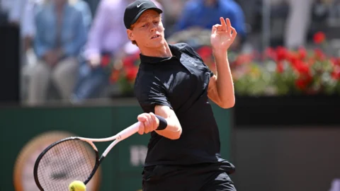 Internazionali Roma, Sinner vince il derby con Pellegrino e vola ai quarti. Impresa Darderi: elimina Zverev