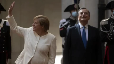 Ue valuta Draghi o Merkel per trattare con Putin e non restare ai margini dei negoziati sull’Ucraina