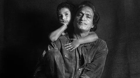 Der Pirelli-Kalender 2027 präsentiert Indien mit Aufnahmen von zwei Fotografen: Raghu Rai und Sølve Sundsbø.
