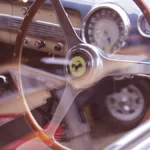 Ferrari, suite e salari bassi: il ruolo del lusso nella nuova frattura sociale di un “mercato a clessidra”