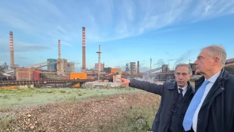 L’Ilva e la sua insostenibile agonia. Il colpevole indecisionismo di Urso e le sei ragioni che tengono gli industriali privati lontani da Taranto