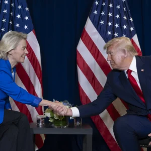 Dazi, Trump dà ultimatum all’Europa: “Rispettate l’accordo entro il 4 luglio o schizzeranno”