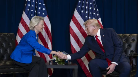 Dazi, Trump dà ultimatum all’Europa: “Rispettate l’accordo entro il 4 luglio o schizzeranno”
